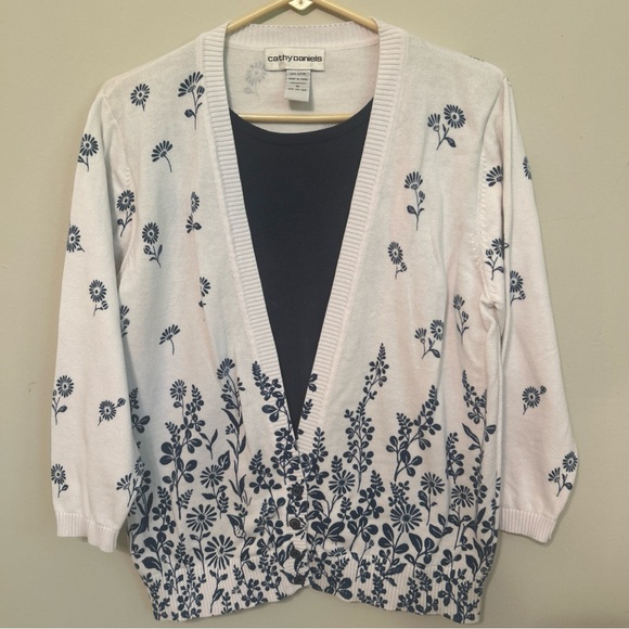 Women’s Cathy Daniels Blue and White Floral Cardigan Sweater. - Picture 8 of 8
